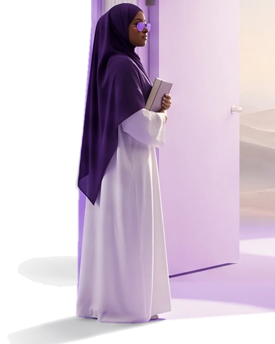 Une femme en hijab violet, un livre à la main, se tient devant une porte ouverte sur des dunes.