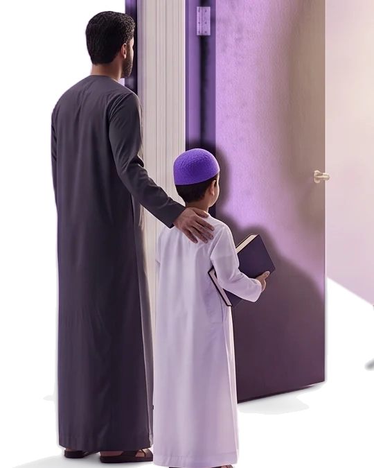 Devant une porte ouverte, un père pose la main sur l’épaule de son fils, qui porte une calotte violette et tient un livre.