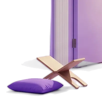 Un coussin et un pupitre de lecture attendent l’élève.