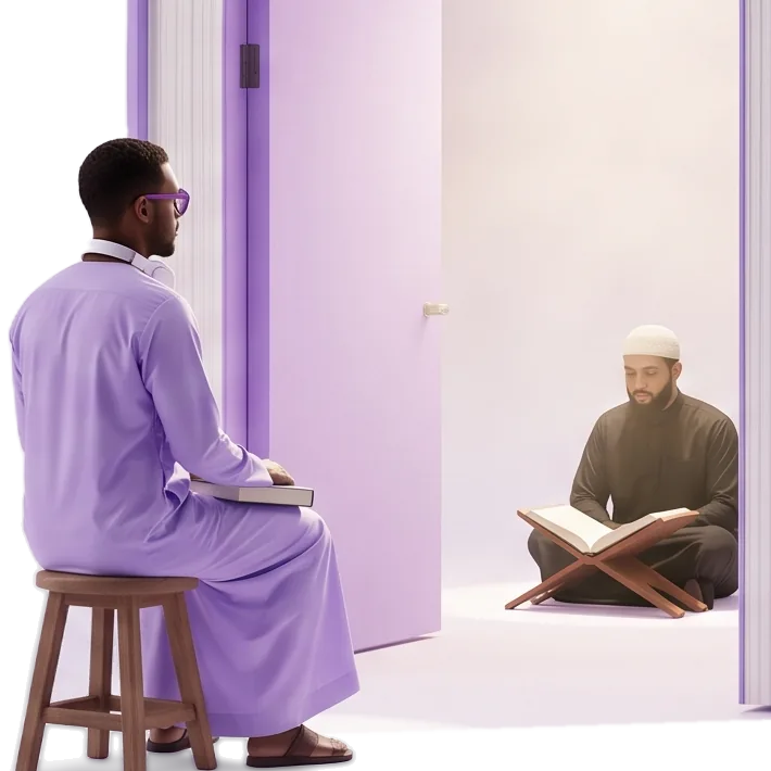 Gros plan : un élève adulte, assis sur un tabouret, écoute un enseignant qui lit devant son pupitre.