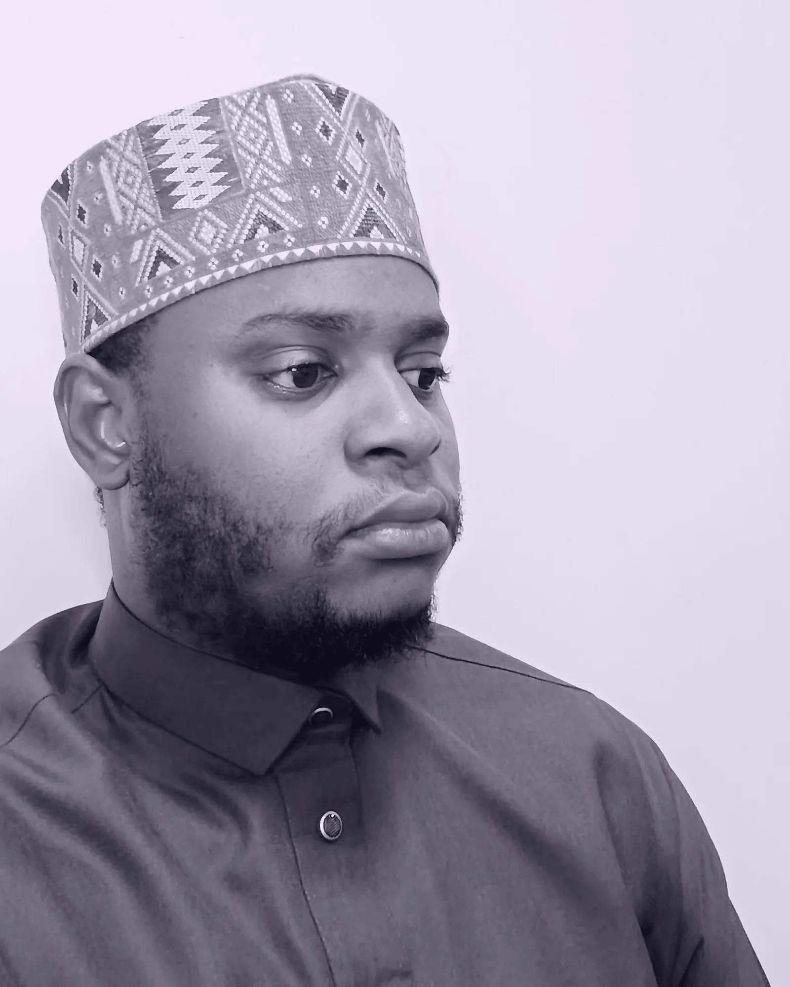 Abdoulaye Mouhidine Sow, directeur et fondateur de Rewayah Academy, en calotte brodée et chemise sombre, le regard tourné vers la droite.